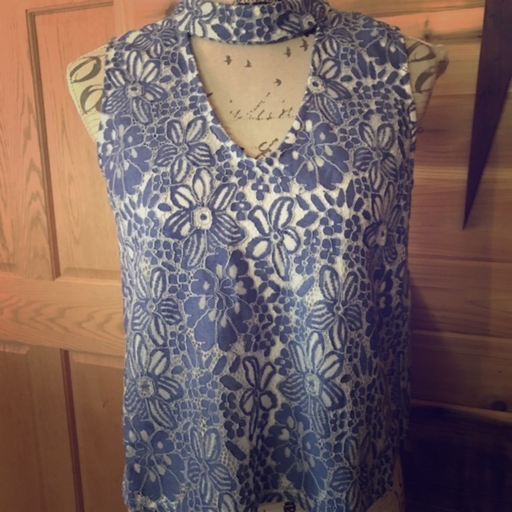 NWT Sequin Hearts ♥️ Floral Tie Neck Blouse Small
